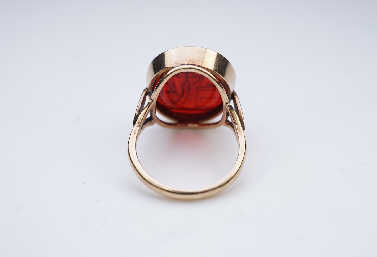 A glass intaglio ring, early 20th century